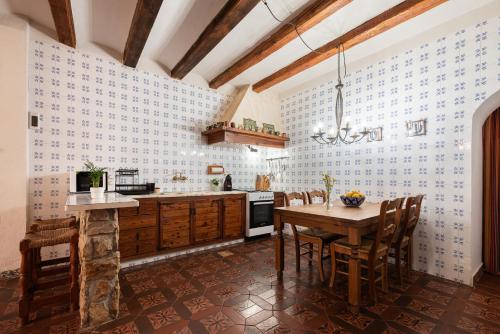 Mas de Paco, Chimenea, barbacoa y piscina in Vall D'Alba