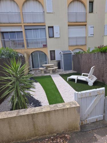 Appartement T2 avec son rez de jardin de 40 m2 5 couchages 250m de la plage et 15km de l'Arena 1
