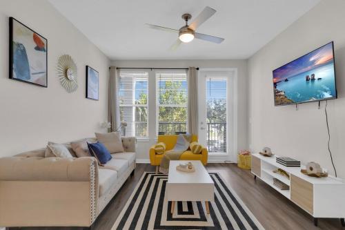 Downtown Luxury 2BR Condo with Pool, Free Wifi & Gym in Winter Garden