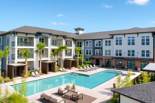 Downtown Luxury 2BR Condo with Pool, Free Wifi & Gym in Winter Garden