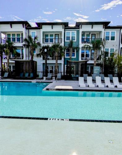 Downtown Luxury 2BR Condo with Pool, Free Wifi & Gym in Winter Garden