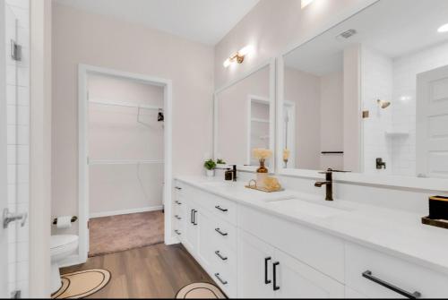 Downtown Luxury 2BR Condo with Pool, Free Wifi & Gym in Winter Garden