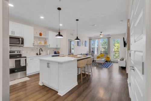 Downtown Luxury 2BR Condo with Pool, Free Wifi & Gym in Winter Garden
