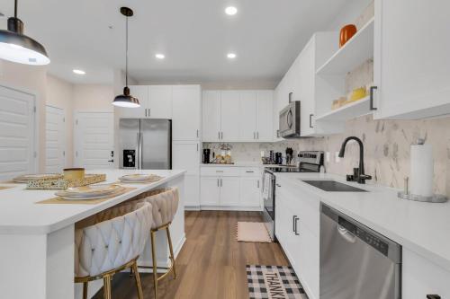 Downtown Luxury 2BR Condo with Pool, Free Wifi & Gym in Winter Garden