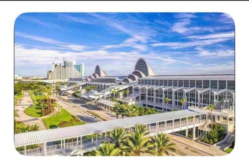 Downtown Luxury 2BR Condo with Pool, Free Wifi & Gym in Winter Garden