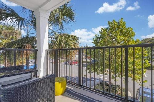 Downtown Luxury 2BR Condo with Pool, Free Wifi & Gym in Winter Garden