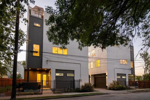 Sleeps 20! Luxury Twin Homes Near Dtown & NRG HTX in Houston