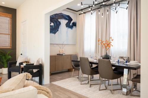 Sleeps 20! Luxury Twin Homes Near Dtown & NRG HTX in Houston