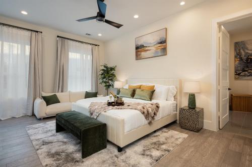Sleeps 20! Luxury Twin Homes Near Dtown & NRG HTX in Houston