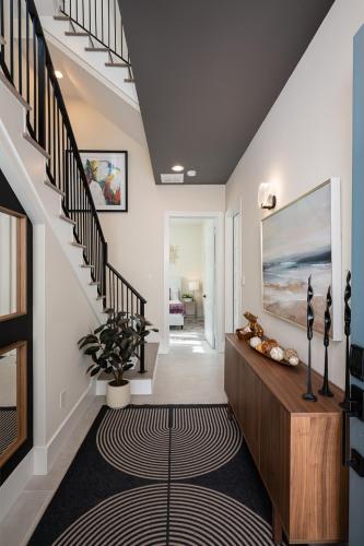 Sleeps 20! Luxury Twin Homes Near Dtown & NRG HTX in Houston