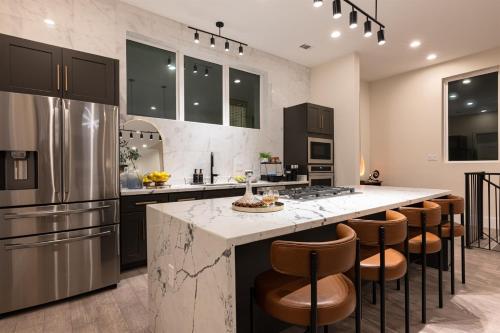Sleeps 20! Luxury Twin Homes Near Dtown & NRG HTX in Houston