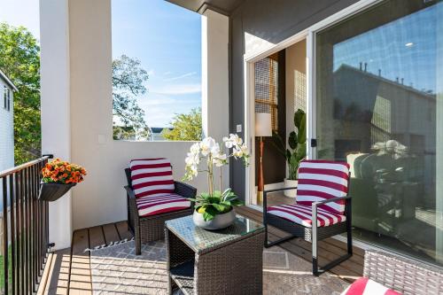 Sleeps 20! Luxury Twin Homes Near Dtown & NRG HTX in Houston