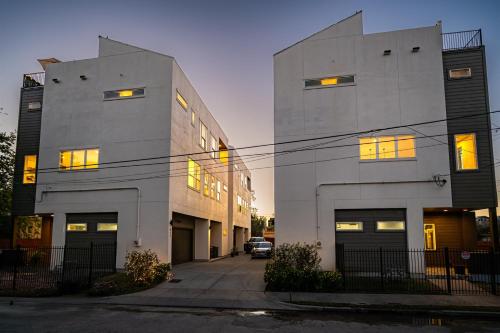8BR Twin Homes w Rooftops, Near Dtown HTX & FIFA in Houston