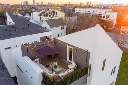 8BR Twin Homes w Rooftops, Near Dtown HTX & FIFA in Houston