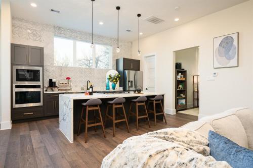 8BR Twin Homes w Rooftops, Near Dtown HTX & FIFA in Houston