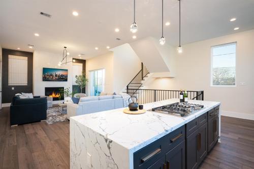 8BR Twin Homes w Rooftops, Near Dtown HTX & FIFA in Houston