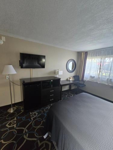 Super 8 by Wyndham Kansas City - image 40