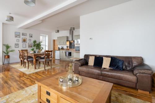 Spacious, Well-Equipped Apartment With Parking - Lowestoft
