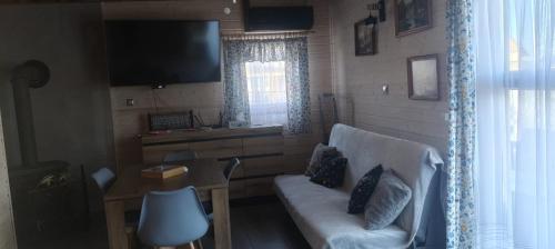 ''Kaszebe ''Domek letniskowy całoroczny z jacuzzi ,klimatyzacja nad jeziorem Raduńskim (''Kaszebe ''Domek letniskowy caloroczny z jacuzzi ,klimatyzacja nad jeziorem Radunskim) in Złota Góra