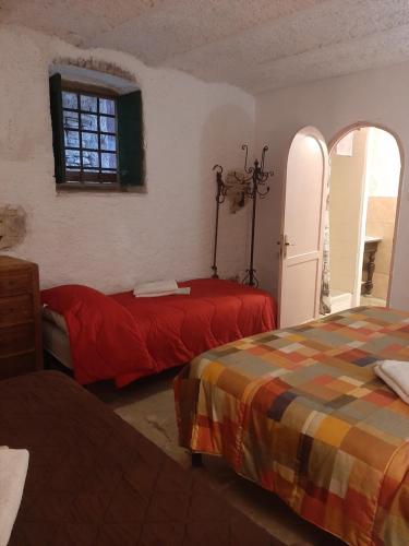 1 queen bed, 2 twin beds