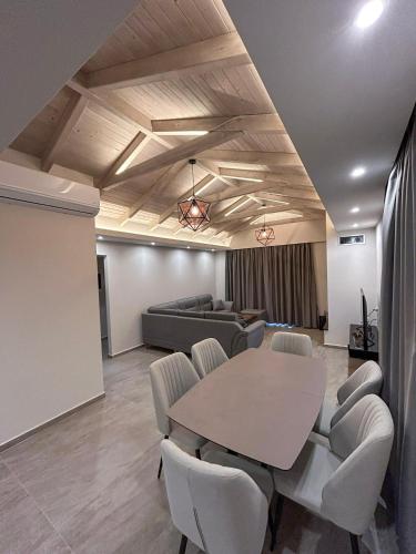 Golden View Berat 3BR Apartment with Castle View & Parking - image 2