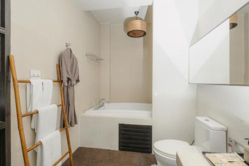room detail thumbnail 2