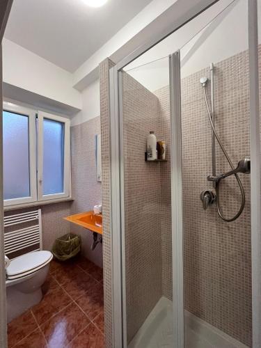 Adriatic Room 50 m dalla stazione Ferroviaria di Ciampino e dalla navetta aeroportuale 5