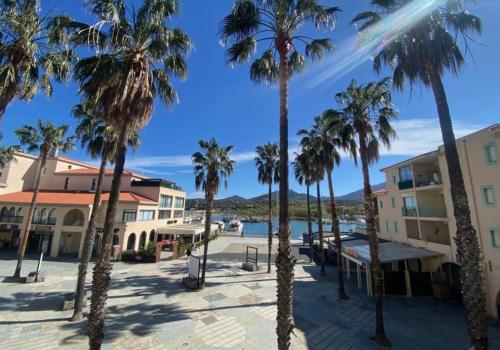 Appartement cosy tout confort, magnifique vue port et montagne, parking privé