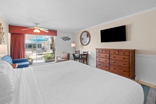 Hidden Treasures, 1st Floor, Pool View King Room in Pawleys Island, USA