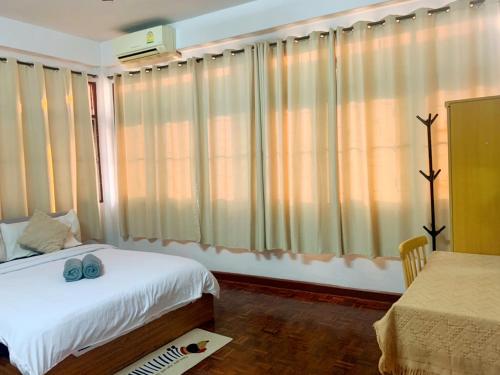 ห้องเตียงใหญ่ (ใช้ห้องน้ำส่วนกลาง) (Double Room with Shared Bathroom)