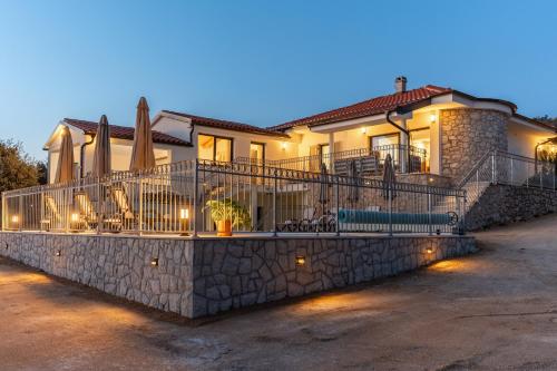 Viesnīcas āriene, Villa Lareva - sunset view in Ustrine