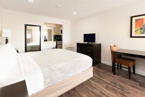 Circle S Motel - image 10