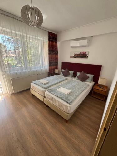 2 queen beds