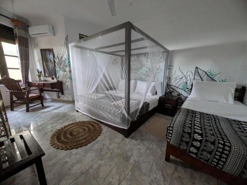 1 king bed, 1 twin bed