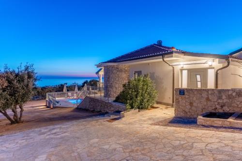 Iekārtas, Villa Lareva - sunset view in Ustrine