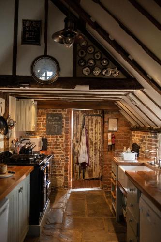 Coldharbour Cottage with Hot Tub in Tenterden