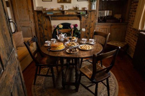 Coldharbour Cottage with Hot Tub in Tenterden