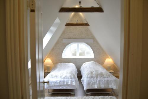 2 bedrooms, 5 beds