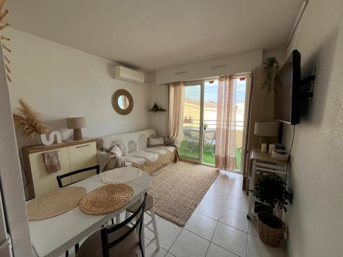 Nice studio pool-beach-free parking
