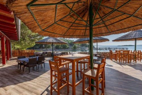 Restorāns, Mobile home Oaza Mira Camping 920 in Draga