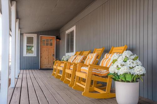 Hot Tub, King Beds, Beach Volleyball, Mountain Views, Private Retreat