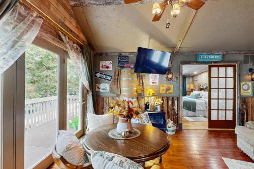 Walk to Trails & Fishing Spots! Lake Ozark Escape - image 11