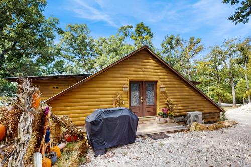 Walk to Trails & Fishing Spots! Lake Ozark Escape - image 6