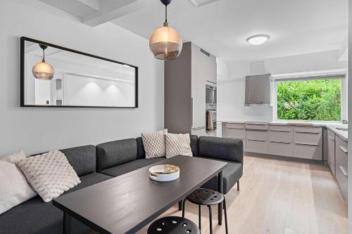 GT43-102 - Modern 2BR with Balcony & Mountain View – khách sạn tại Laksevåg