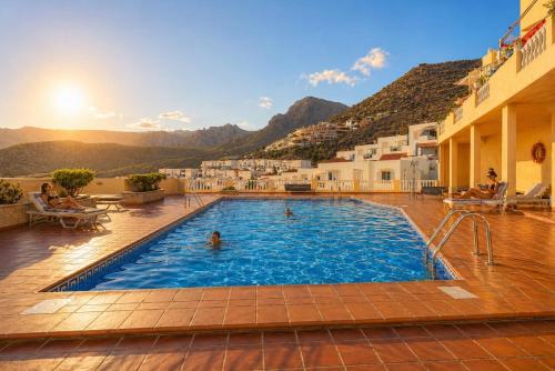 Bright 1BR with Private Terrace & Views &Pool