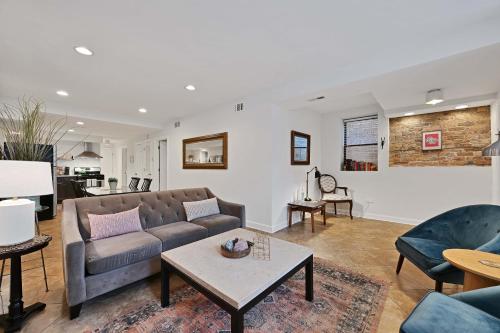 Bucktown Condo Just Two Blocks from the 'L' apts – khách sạn tại Wicker Park