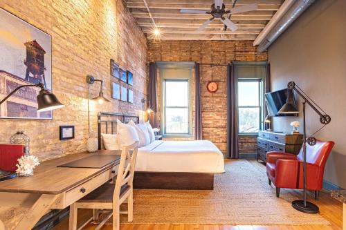124 Lofts - Downtown Dundee - Walk To Dining - Elgin, IL