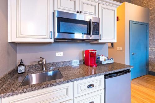 124 Lofts - Downtown Dundee - Walk to Dining in West Dundee (IL)