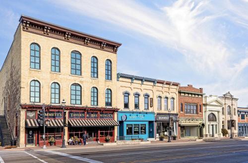 124 Lofts - Downtown Dundee - Walk to Dining in West Dundee (IL)