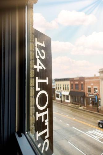 124 Lofts - Downtown Dundee - Walk to Dining in West Dundee (IL)